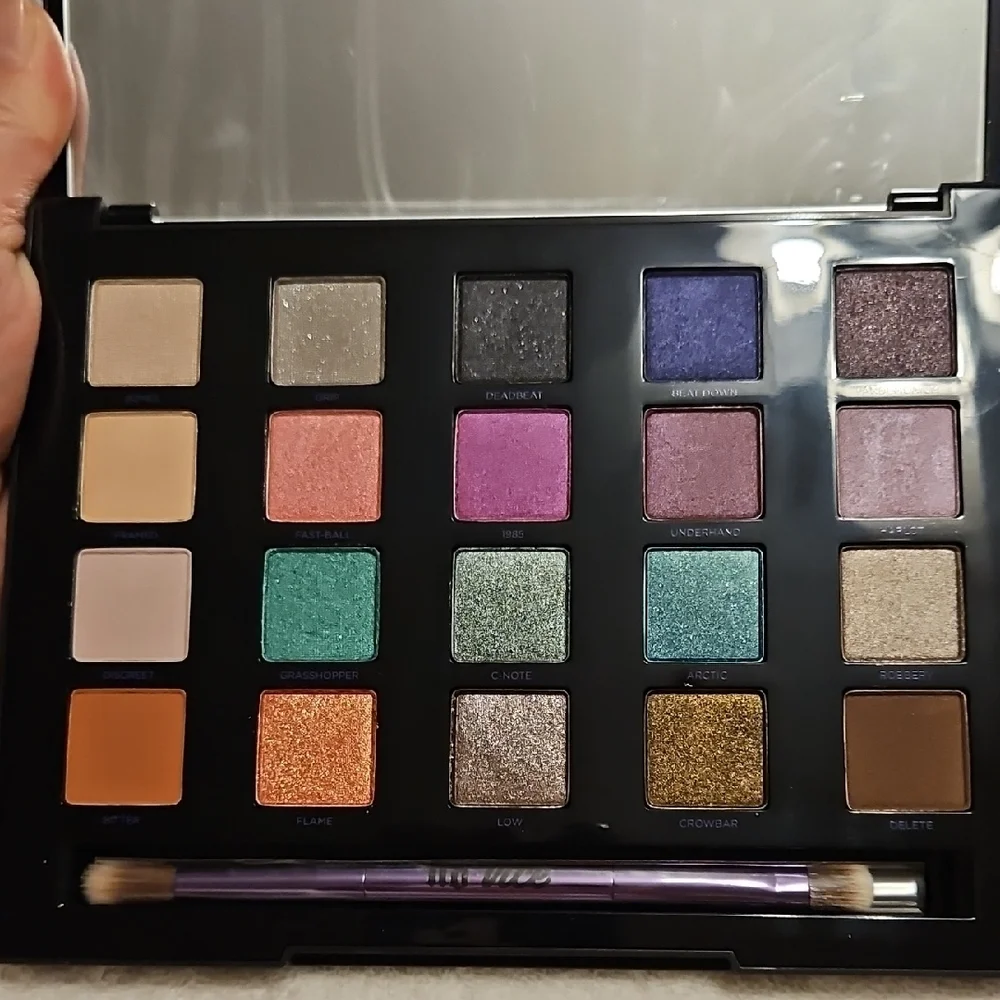 Urban Decay Vice Eyeshadow Palette - Purple and Black - Picture 9 of 9
